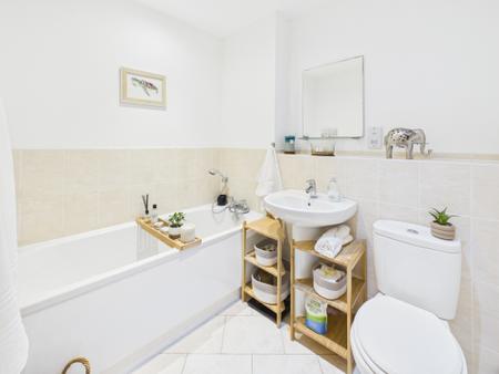 2 bedroom Flat to let in The Den, Tadley, RG26
