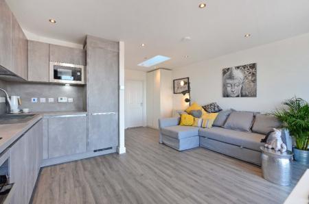 2 bedroom Penthouse to let in Gordon Road, Sharrow Vale, Sheffield, S11