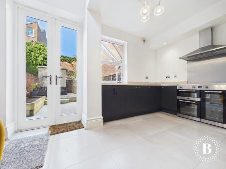 4 bedroom Terraced House to let in Peveril Road, Sheffield, S11