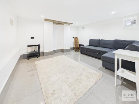 4 bedroom Semi-detached house to let in Knowle Lane, Ecclesall, Sheffield, S11