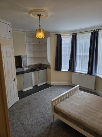 1 bedroom Studio flat to let in Victoria Road, Old Town, Swindon, SN1