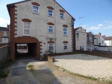 2 bedroom Flat to let in Eastcott Farm House, Eastcott Hill, Old Town, Swindon, SN1