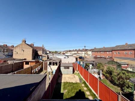 3 bedroom Terraced House for sale in Ferndale Road, Swindon, SN2