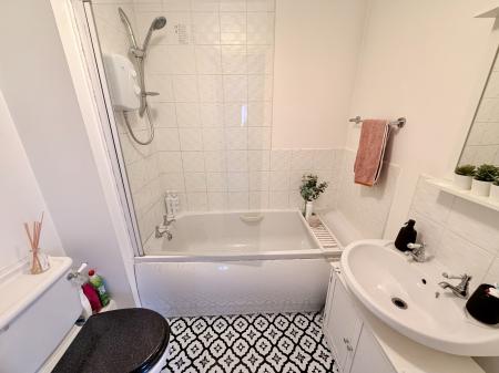 2 bedroom Flat for sale in Pioneer Road, Oakhurst, Swindon, SN25