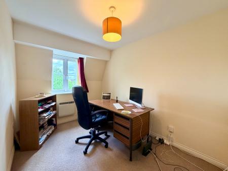 2 bedroom Apartment for sale in The Chestnuts, Haydon End, Swindon, SN25