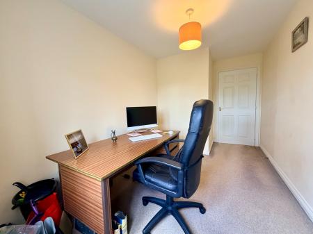 2 bedroom Apartment for sale in The Chestnuts, Haydon End, Swindon, SN25