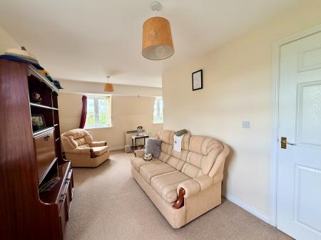 2 bedroom Apartment for sale in The Chestnuts, Haydon End, Swindon, SN25