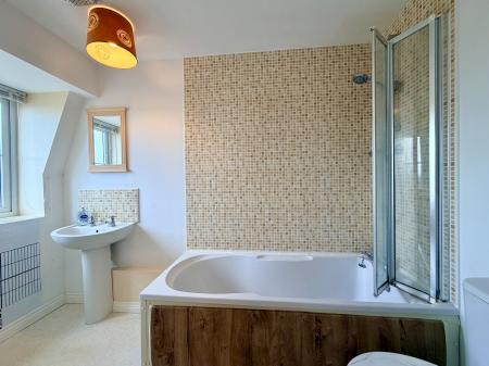 2 bedroom Apartment for sale in The Chestnuts, Haydon End, Swindon, SN25