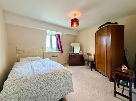 2 bedroom Apartment for sale in The Chestnuts, Haydon End, Swindon, SN25