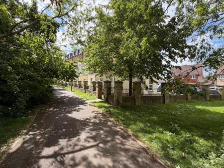 2 bedroom Apartment for sale in The Chestnuts, Haydon End, Swindon, SN25