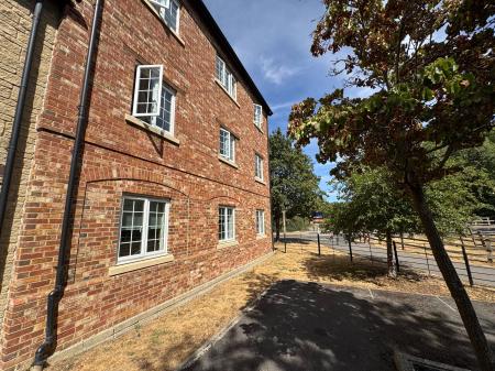 2 bedroom Flat to let in Maybold Crescent, Swindon, SN25