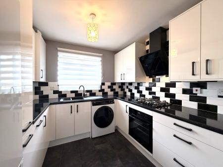 2 bedroom Flat for sale in Ermin Mews, Stratton St Margaret, Swindon, SN3