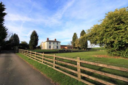 5 bedroom Detached house to let in Ellesmere Road, Wem, SY4