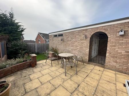 3 bedroom Semi-detached house to let in Tudor Road, The Farthings, Shrewsbury, SY2