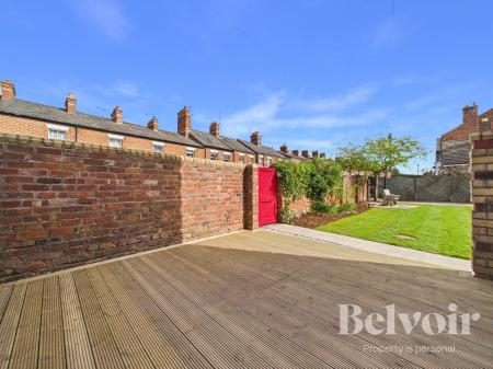 4 bedroom End of terrace house for sale in Cleveland Street, Cherry Orchard, Shrewsbury, SY2