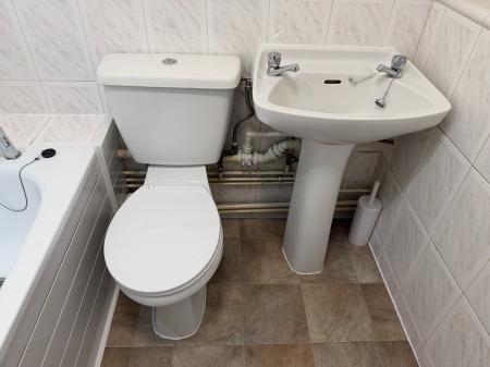 1 bedroom Studio flat to let in Spinney Gardens, London, SE19