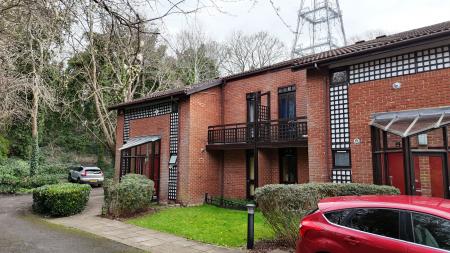 1 bedroom Studio flat to let in Spinney Gardens, London, SE19