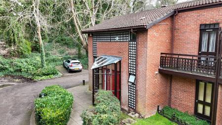 1 bedroom Studio flat to let in Spinney Gardens, London, SE19