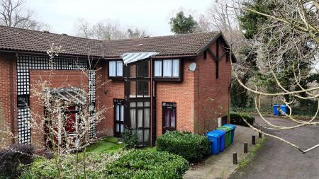 1 bedroom Studio flat to let in Spinney Gardens, London, SE19