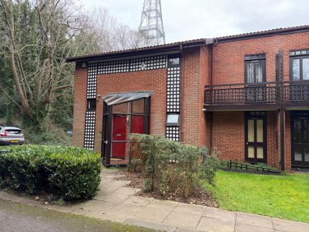 1 bedroom Studio flat to let in Spinney Gardens, London, SE19