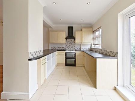 2 bedroom Terraced House to let in Lewis Road, Welling, DA16