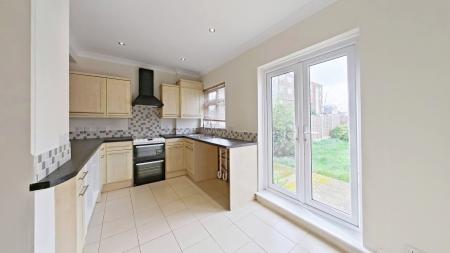 2 bedroom Terraced House to let in Lewis Road, Welling, DA16