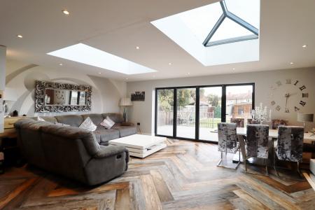 5 bedroom Semi-detached house for sale in Hambledown Road, Bexley, Sidcup, DA15