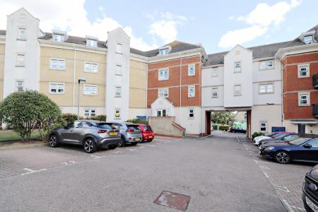 2 bedroom Flat for sale in Constance Grove, Dartford, DA1