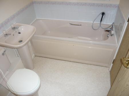 2 bedroom Flat to let in Haig Gardens, Gravesend, DA12