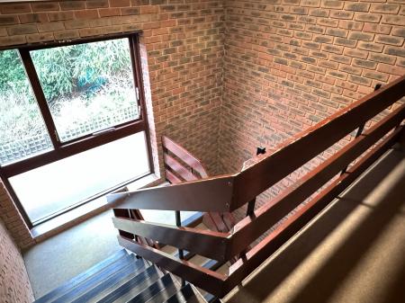 2 bedroom Flat to let in Ruskin Drive, Welling, DA16