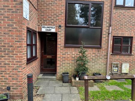 2 bedroom Flat to let in Ruskin Drive, Welling, DA16