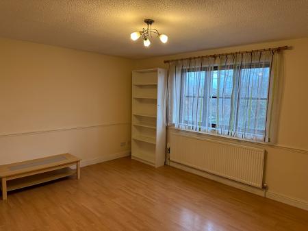2 bedroom Flat to let in Ruskin Drive, Welling, DA16