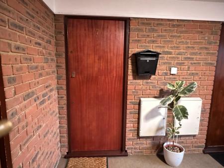 2 bedroom Flat to let in Ruskin Drive, Welling, DA16