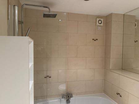 2 bedroom Flat to let in Ruskin Drive, Welling, DA16