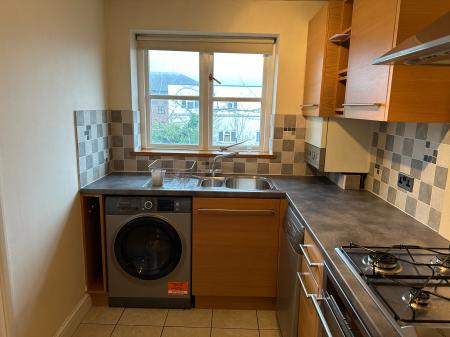 2 bedroom Flat to let in Ruskin Drive, Welling, DA16