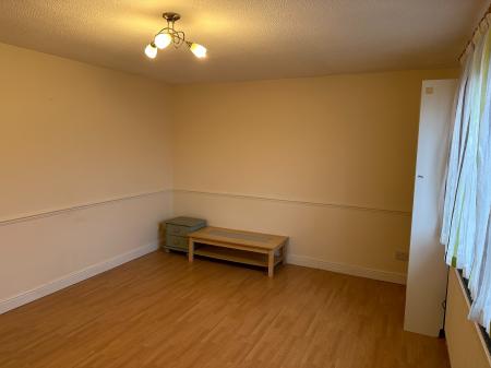 2 bedroom Flat to let in Ruskin Drive, Welling, DA16