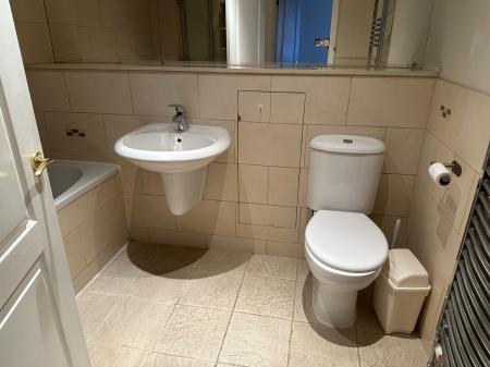 2 bedroom Flat to let in Ruskin Drive, Welling, DA16