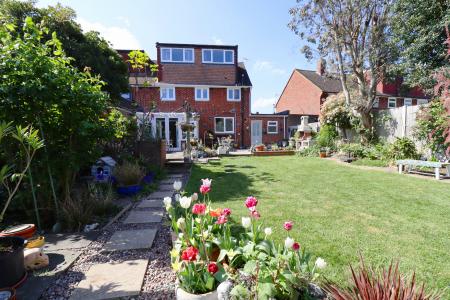 6 bedroom Semi-detached house for sale in Hambledown Road, Sidcup, DA15