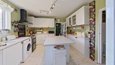 6 bedroom Semi-detached house for sale in Hambledown Road, Sidcup, DA15