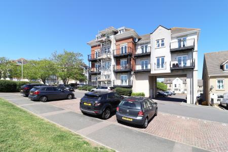 2 bedroom Flat for sale in Critchley Avenue, Dartford, DA1