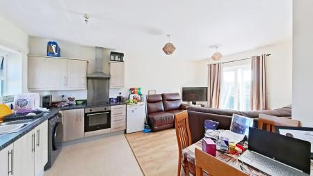 2 bedroom Flat for sale in Critchley Avenue, Dartford, DA1