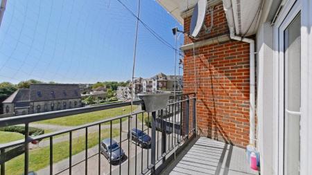 2 bedroom Flat for sale in Critchley Avenue, Dartford, DA1