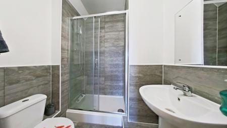 2 bedroom Flat for sale in Critchley Avenue, Dartford, DA1