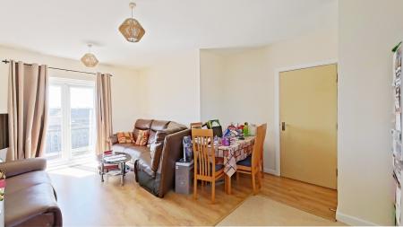 2 bedroom Flat for sale in Critchley Avenue, Dartford, DA1