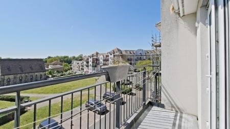 2 bedroom Flat for sale in Critchley Avenue, Dartford, DA1