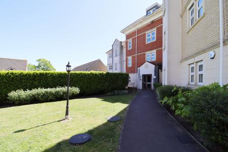 2 bedroom Flat for sale in Critchley Avenue, Dartford, DA1