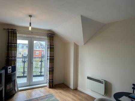 2 bedroom Flat to let in Critchley Avenue, Dartford, DA1