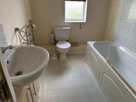 2 bedroom Flat to let in Critchley Avenue, Dartford, DA1