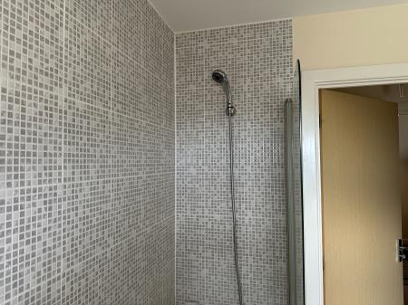 2 bedroom Flat to let in Critchley Avenue, Dartford, DA1
