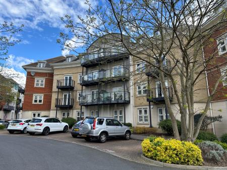 2 bedroom Flat to let in Critchley Avenue, Dartford, DA1